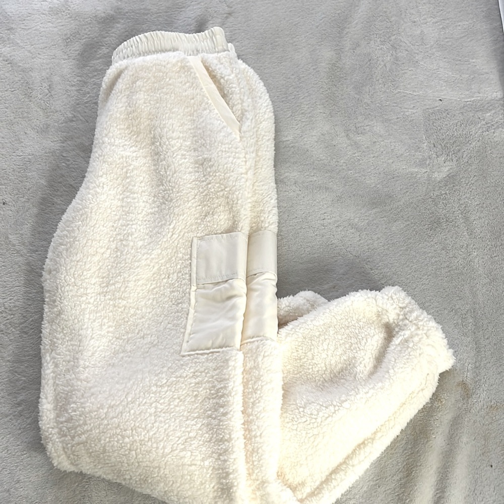 Juniors' Sherpa Cargo Jogger Pants